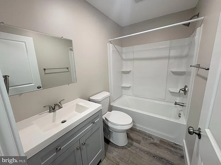 825 W 3rd St — Photo 12
