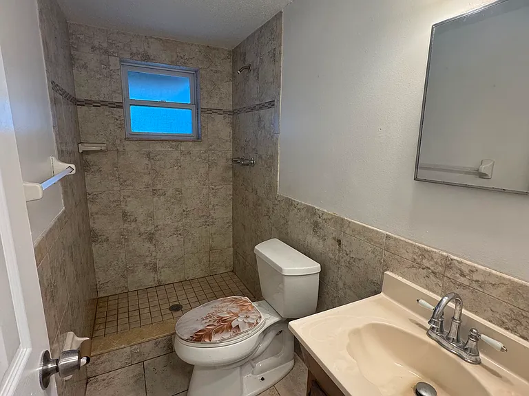 7725 Bloomfield Dr — Photo 9
