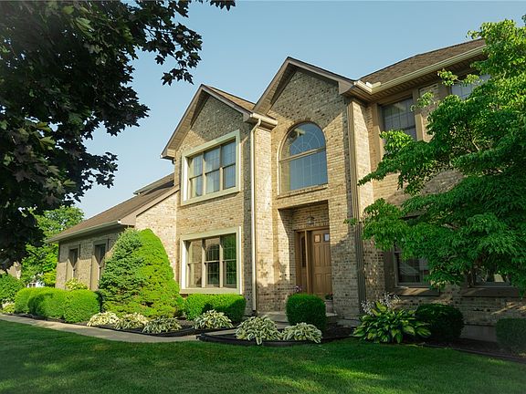 3rd image of 2444 Luray Dr