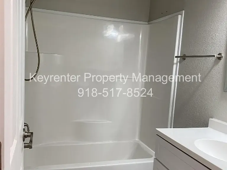 317 E Will Rogers Blvd — Photo 4