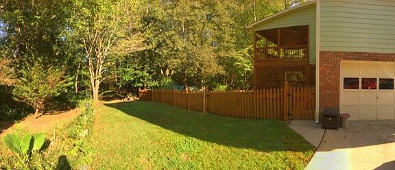 FENCED IN BCKYRD W/ DOUBLE G