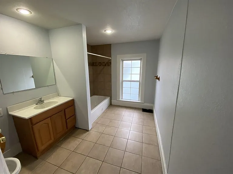 314 S Linn St #2 — Photo 7