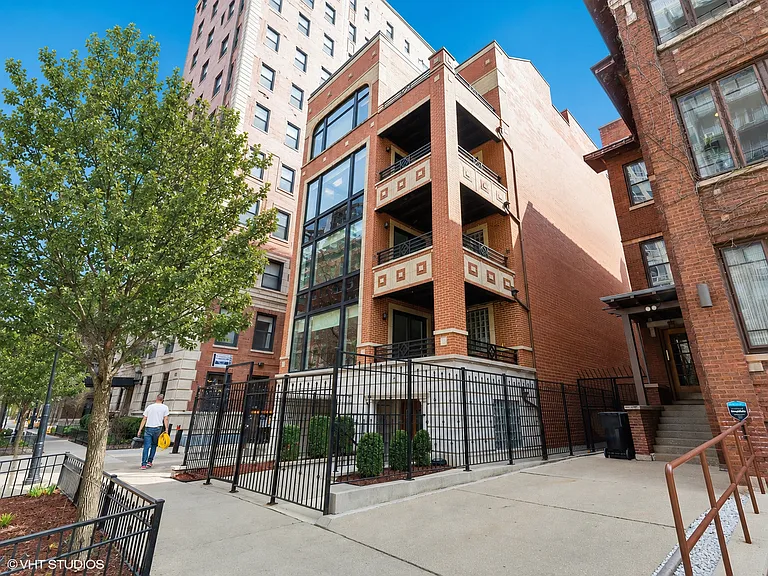 441 W Briar Pl #1 — Photo 2