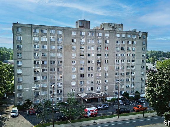 3rd image of 120 Huntington Turnpike #905