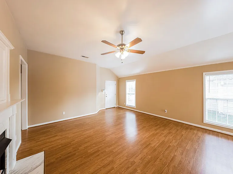 1061 Village Trl — Photo 5