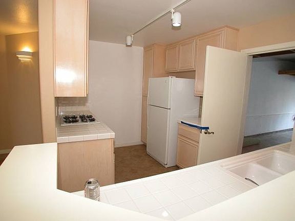 Kitchen w/ all appliances