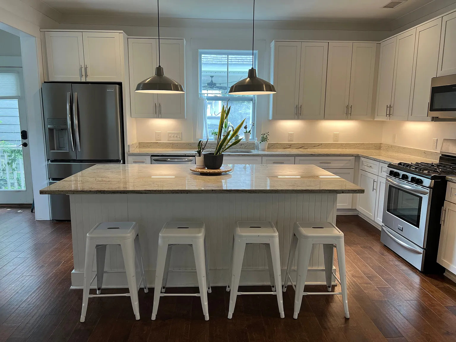 3 bed, 2.5 bath, 1900 sqft, $3,400 — Photo 2