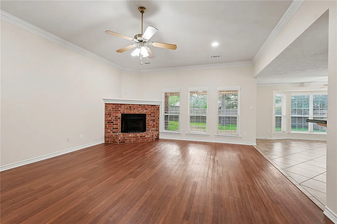 4 bed, 2077 sqft, $2,600 — Photo 3