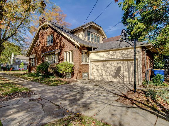 3rd image of 560 Gladstone Dr SE