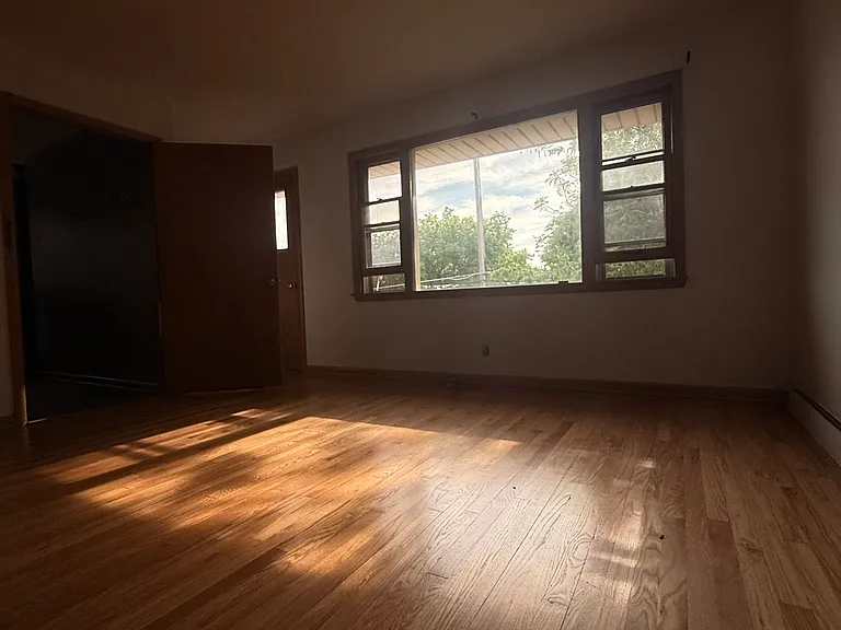 2126 Ludington Ave — Photo 5