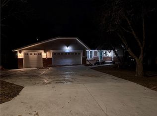 5426 N Flint Ridge Rd, Kansas City, MO 64151