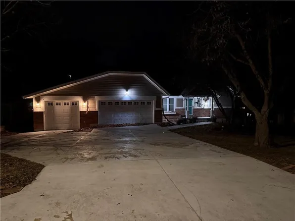 5426 N Flint Ridge Rd, Kansas City, MO 64151