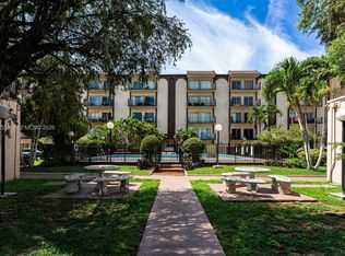 1950 W 54th St APT 412, Hialeah, FL 33012