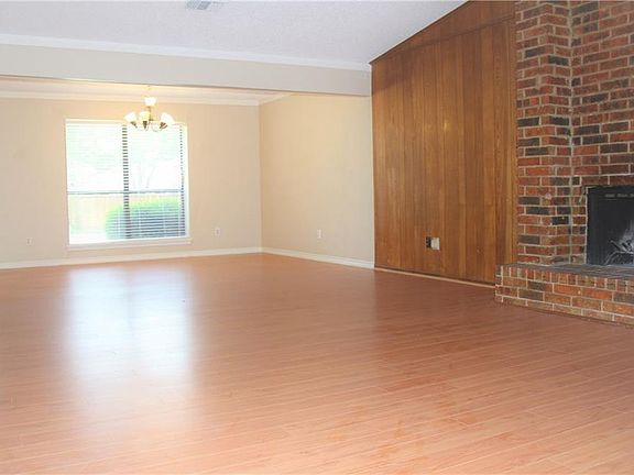 4th image of 2116 Linda Ln