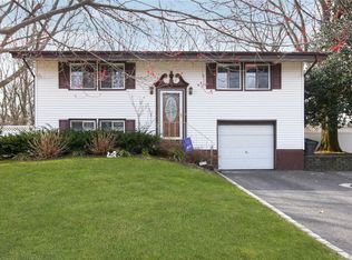 32 Arrowhead Ln, East Setauket, NY 11733