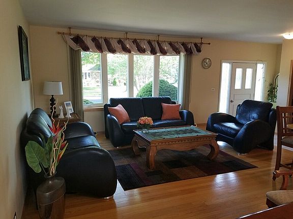 3rd image of 585 Sarah Dr