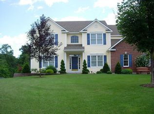 11 Oakhurst Ct, Clifton Park, NY 12065