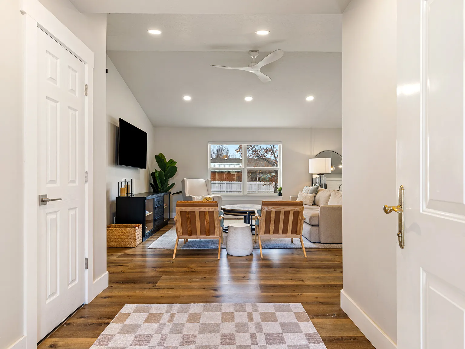 3 bed, 1372 sqft, $4,000 — Photo 2
