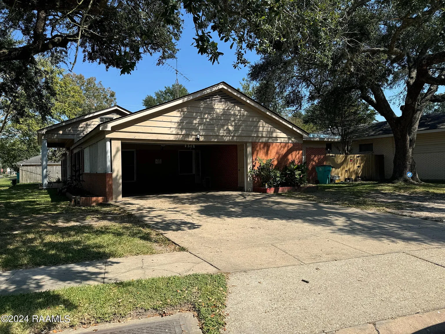 4 bed, 2400 sqft, $1,600 — Photo 2