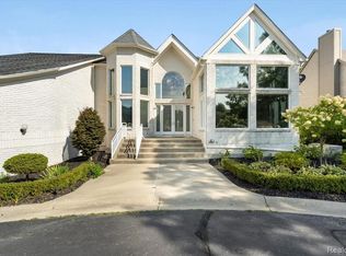 7124 Alta Vista Dr, West Bloomfield, MI 48322