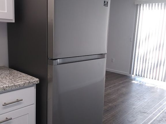 3rd image of 140 Bradshaw Dr APT 4