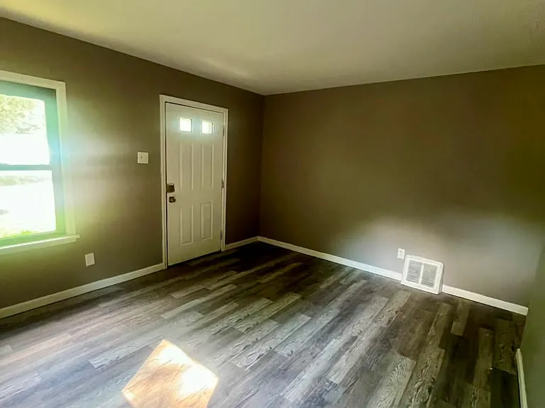 8000 Busiek Ave — Photo 3