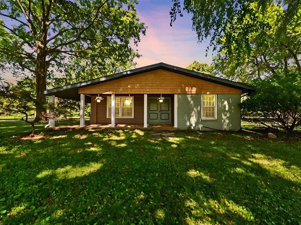 106 Castle Dr, Florissant, MO 63034