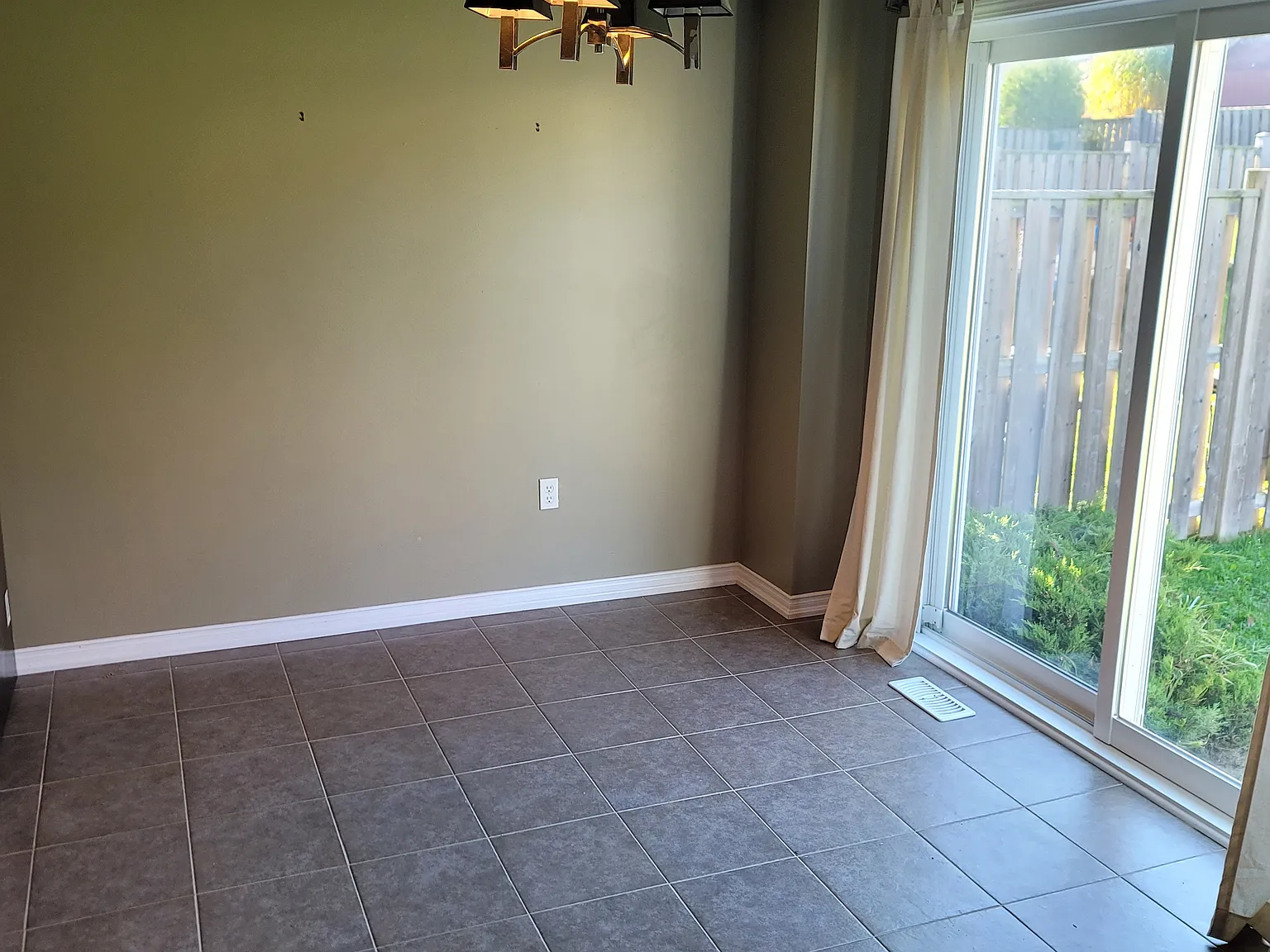 48 Warner Lane Brantford — Photo 4