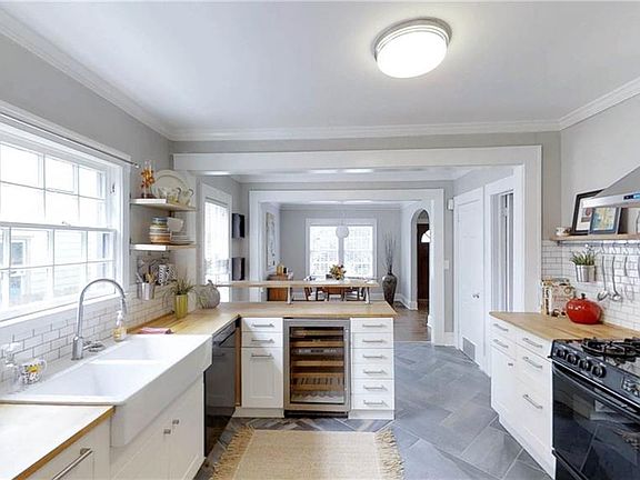 4th image of 924 Park Ave SE