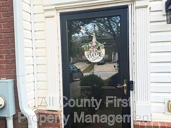 3rd image of 5867 Strathmoor Manor Cir