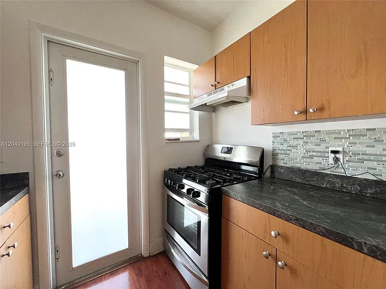 450 77th St #6 — Photo 7