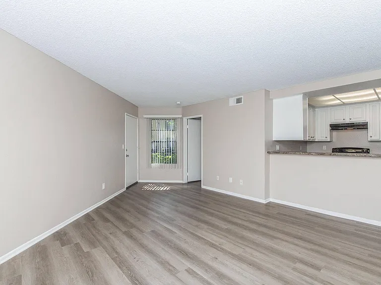 Oak Tree Court Apartment Homes — Photo 38