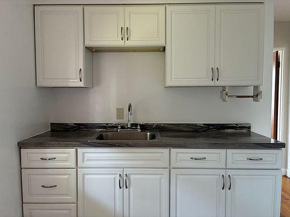 3rd image of 8 Lake St APT 3