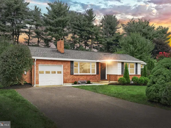 2433 Crystal Ln, York, PA 17402