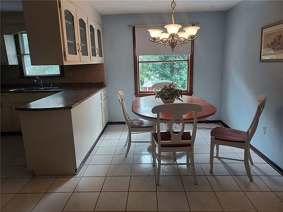 3rd image of 122 Cheshire Dr