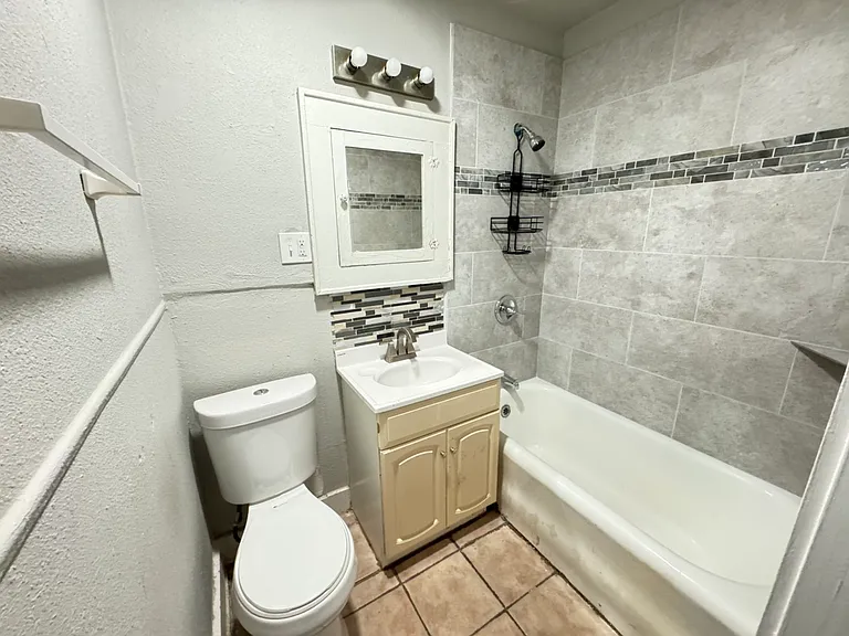 525 SW 24th St #3 — Photo 7