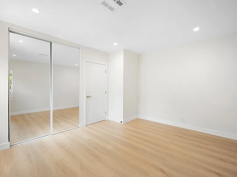 2521 Manhattan Ave — Photo 10