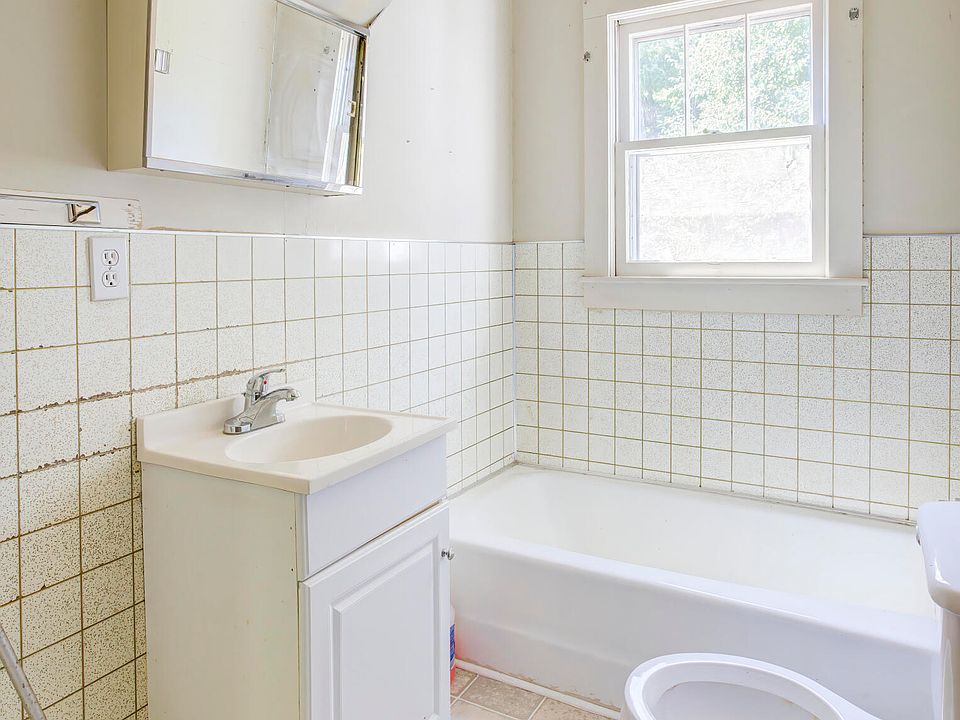 13th image of 2346 Carolina Ave