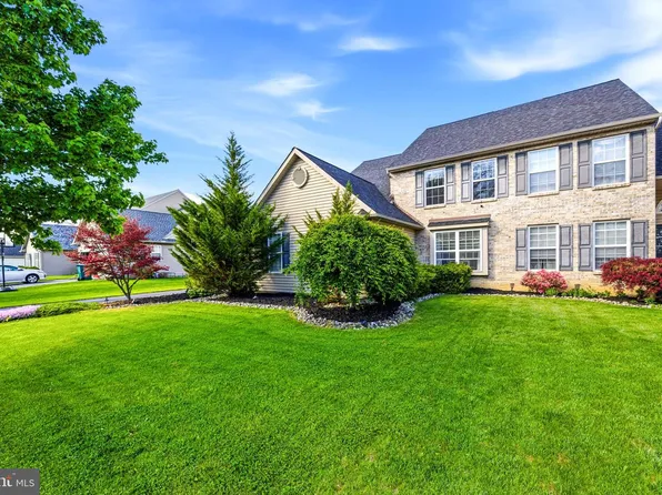 2066 Rolling Meadow Dr, Macungie, PA 18062