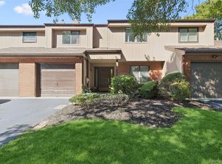 3 Timber Ridge Dr, Holbrook, NY 11741