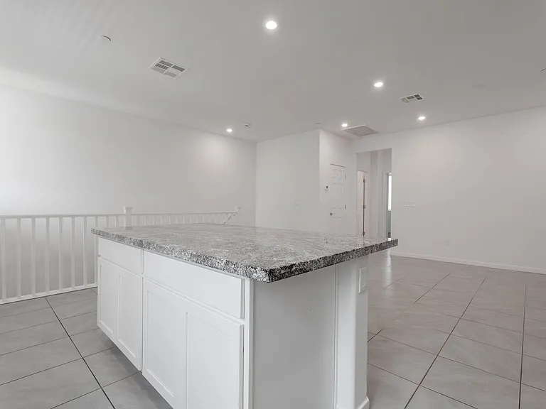 902 Bronzite St — Photo 14