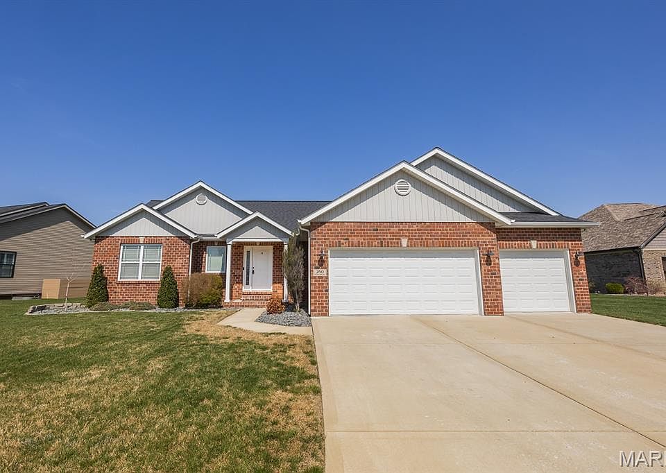 1st image of 260 Emerald Way W