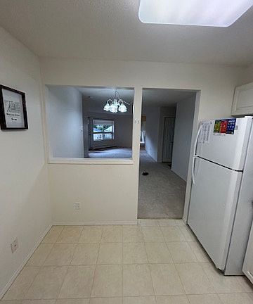 4th image of 435 Main St