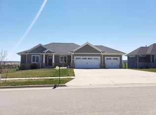 2050 Creek Wood Dr, Dubuque, IA 52003