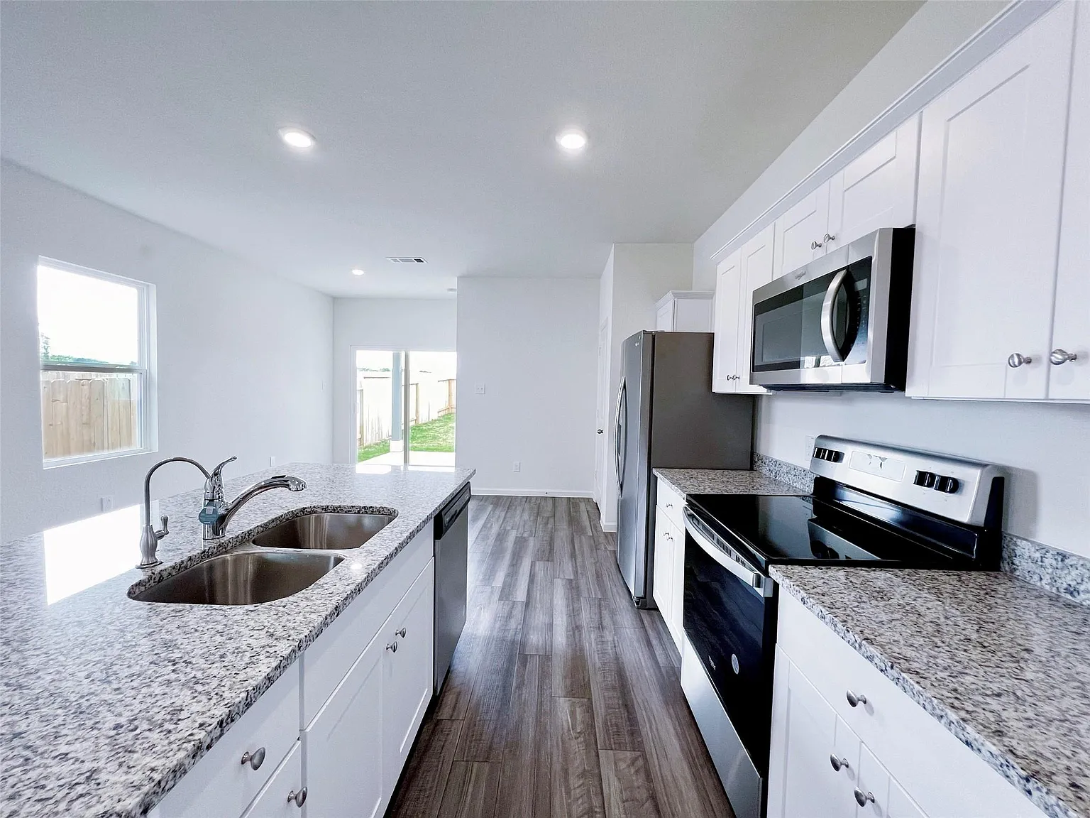 3 bed, 2.0 bath, 1368 sqft, $1,695 — Photo 4