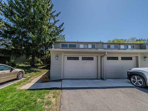 2nd image of 744 Peninsula Ct