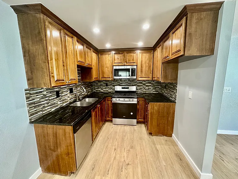 9721 Graham Street — Photo 6