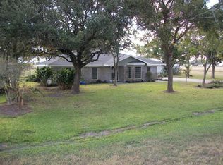 93 Henderson Rd, Port Lavaca, TX 77979