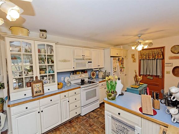 5th image of 16 Elmwood Dr