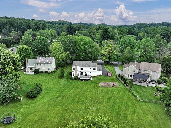 2nd image of 104 Brookhollow Dr